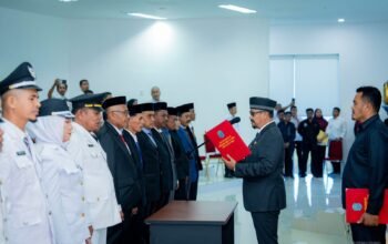 Bupati Buton Tengah Azhari melantik dan mengambil sumpah sejumlah pejabat di Aula Pancana, Kantor Bupati Buton Tengah, Rabu (16/9/2026). Pelantikan tersebut menjadi bagian dari penataan birokrasi sekaligus pengisian sejumlah jabatan yang sebelumnya kosong/Hibata.id
