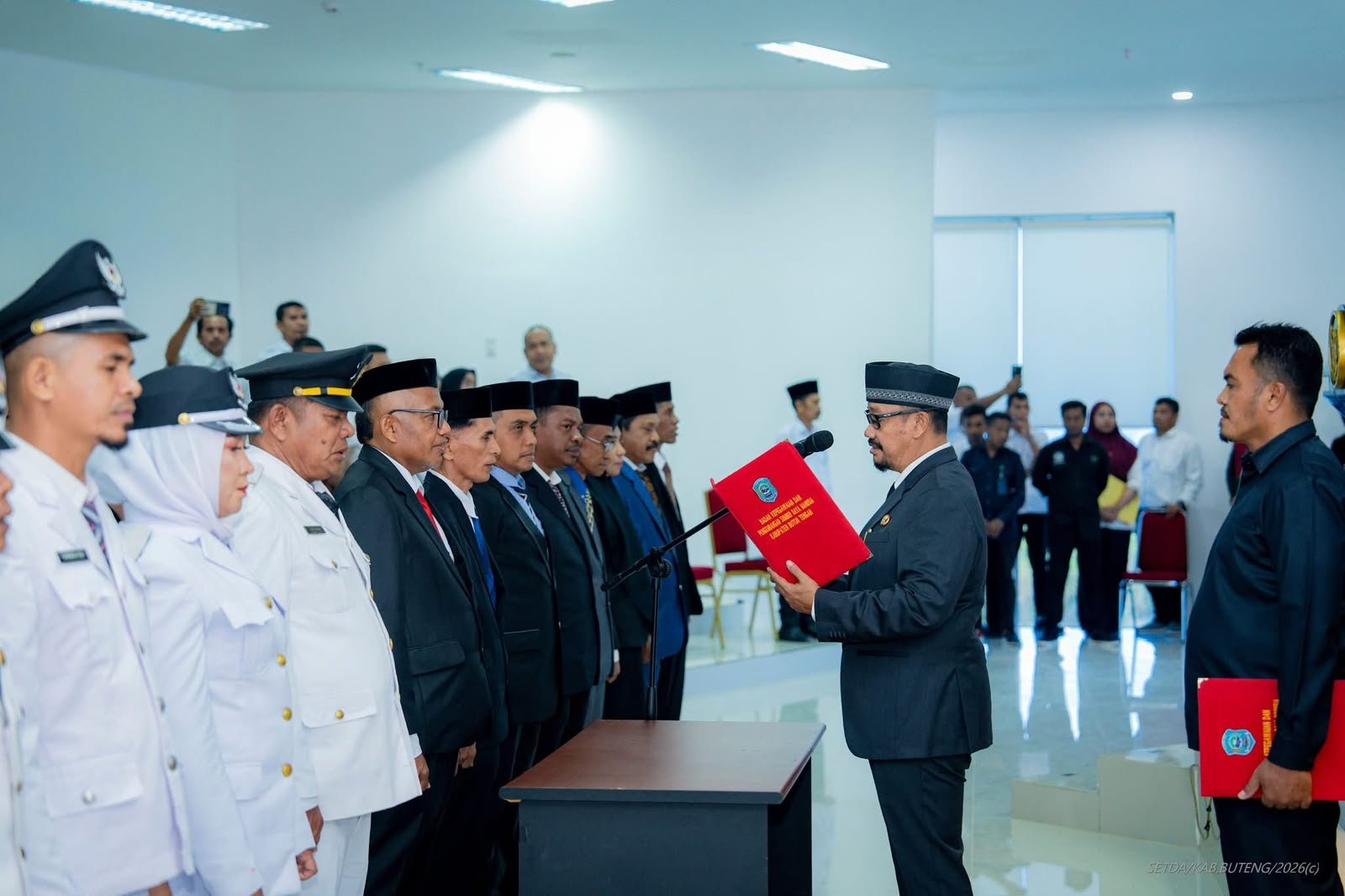 Bupati Buton Tengah Azhari melantik dan mengambil sumpah sejumlah pejabat di Aula Pancana, Kantor Bupati Buton Tengah, Rabu (16/9/2026). Pelantikan tersebut menjadi bagian dari penataan birokrasi sekaligus pengisian sejumlah jabatan yang sebelumnya kosong/Hibata.id
