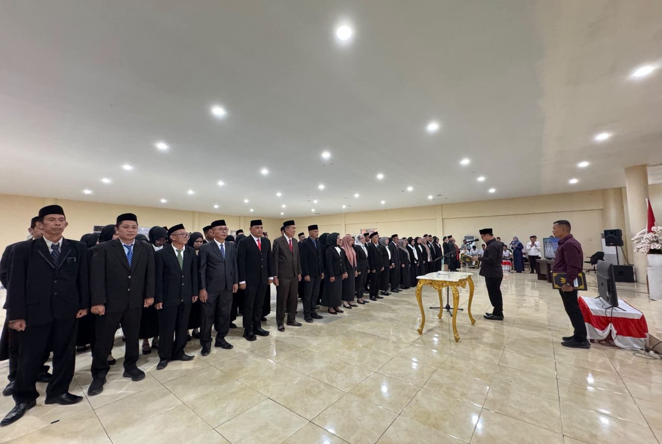 Bupati Bolmut Sirajudin Lasena melantik dan mengukuhkan 88 pejabat. Ia meminta ASN mempercepat pelayanan, menjaga integritas dan tidak mempersulit masyarakat/Hibata.id