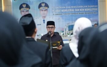 Bupati Bolmut Sirajudin Lasena melantik dan mengukuhkan 88 pejabat di lingkungan pemerintah daerah, Rabu (16/9/2026)/Hibata.id