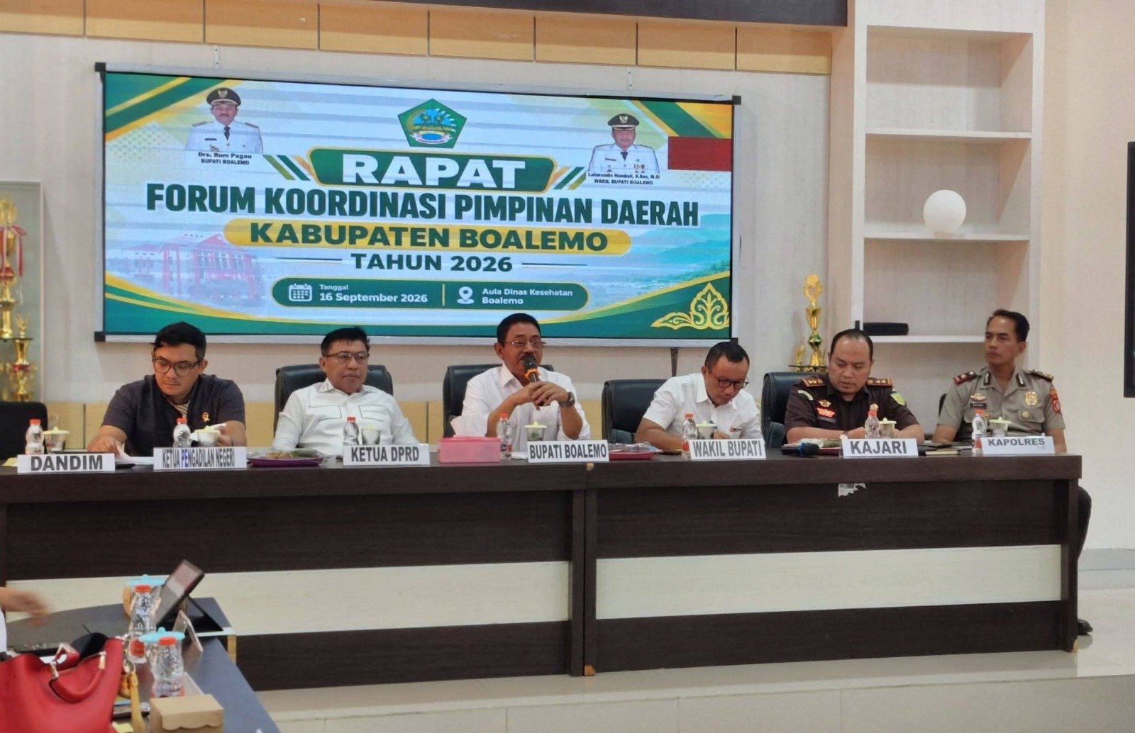 Bupati Boalemo Rum Pagau memimpin rapat Forkopimda yang berlangsung di Aula Dinas Kesehatan Kabupaten Boalemo, Rabu (16/9/2026)/Hibata.id
