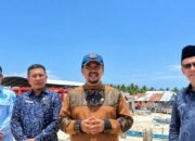 Bupati Buton Tengah Azhari saat meninjau pembangunan fasilitas Kampung Nelayan Merah Putih (KNMP) di Kelurahan Watolo, Kamis (17/9/2026)/Hibata.id