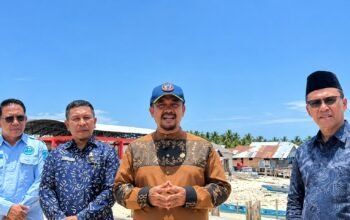 Bupati Buton Tengah Azhari saat meninjau pembangunan fasilitas Kampung Nelayan Merah Putih (KNMP) di Kelurahan Watolo, Kamis (17/9/2026)/Hibata.id