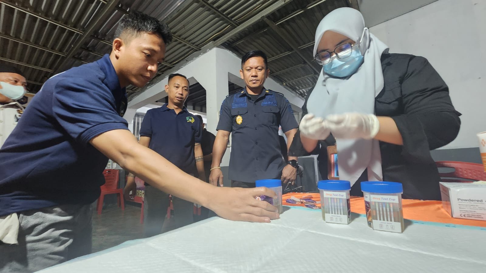 Petugas Lapas Kelas IIA Gorontalo melakukan pemeriksaan dalam rangka deteksi dini penyalahgunaan narkotika di lingkungan pemasyarakatan, Kamis (17/9/2026)/Hibata.id