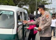 Polsek Balikpapan Timur membagikan 500 masker kepada warga dan pengguna jalan sebagai langkah antisipasi paparan asap dan debu akibat potensi karhutla/Hibata.id