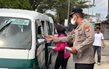 Polsek Balikpapan Timur membagikan 500 masker kepada warga dan pengguna jalan sebagai langkah antisipasi paparan asap dan debu akibat potensi karhutla/Hibata.id