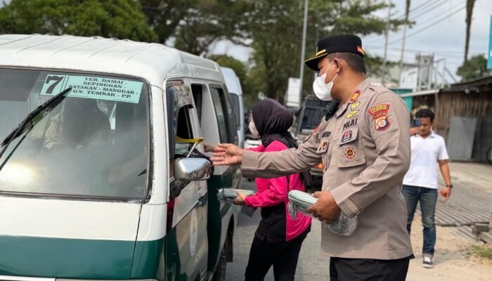 Polsek Balikpapan Timur Bagikan 500 Masker di Tengah Potensi Asap Karhutla