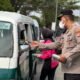 Polsek Balikpapan Timur membagikan 500 masker kepada warga dan pengguna jalan sebagai langkah antisipasi paparan asap dan debu akibat potensi karhutla/Hibata.id