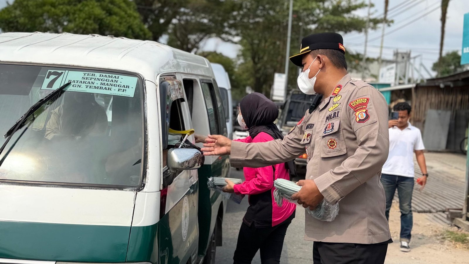 Polsek Balikpapan Timur membagikan 500 masker kepada warga dan pengguna jalan sebagai langkah antisipasi paparan asap dan debu akibat potensi karhutla/Hibata.id