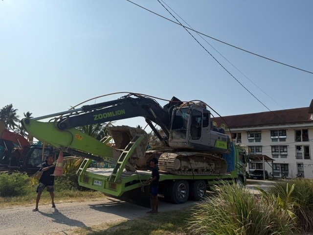 Satuan Reserse Kriminal (Satreskrim) Polres Pohuwato mengamankan satu unit excavator merek Zoomlion yang diduga akan digunakan di lokasi Pertambangan Emas Tanpa Izin (PETI) di Desa Hulawa. (Foto: Istw)