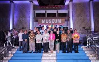 Gubernur Sulawesi Utara Mayjen TNI (Purn) Yulius Selvanus bersama Wali Kota Kotamobagu Weny Gaib menghadiri kegiatan yang mengangkat tema “Merayakan Warisan Budaya, Merawat Keberagaman, Menguatkan Identitas.” (Foto: Humas)