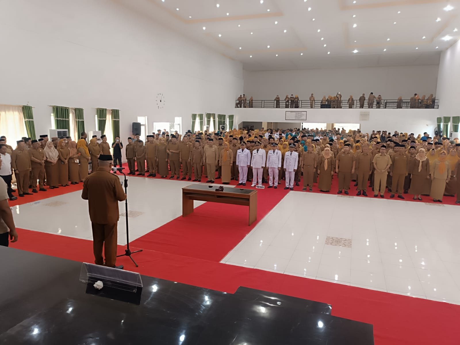 Bupati Gorontalo Sofyan Puhi melantik, mengambil sumpah, dan mengukuhkan 224 pejabat di lingkungan Pemerintah Kabupaten Gorontalo, Senin, 21 September 2026. (Foto: Humas)