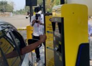 Salah satu pengunjung Bandara Djalaluddin Gorontalo melakukan pembayaran parkir secara nontunai menggunakan QRIS/Hibata.id