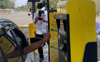 Salah satu pengunjung Bandara Djalaluddin Gorontalo melakukan pembayaran parkir secara nontunai menggunakan QRIS/Hibata.id