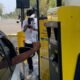 Salah satu pengunjung Bandara Djalaluddin Gorontalo melakukan pembayaran parkir secara nontunai menggunakan QRIS/Hibata.id