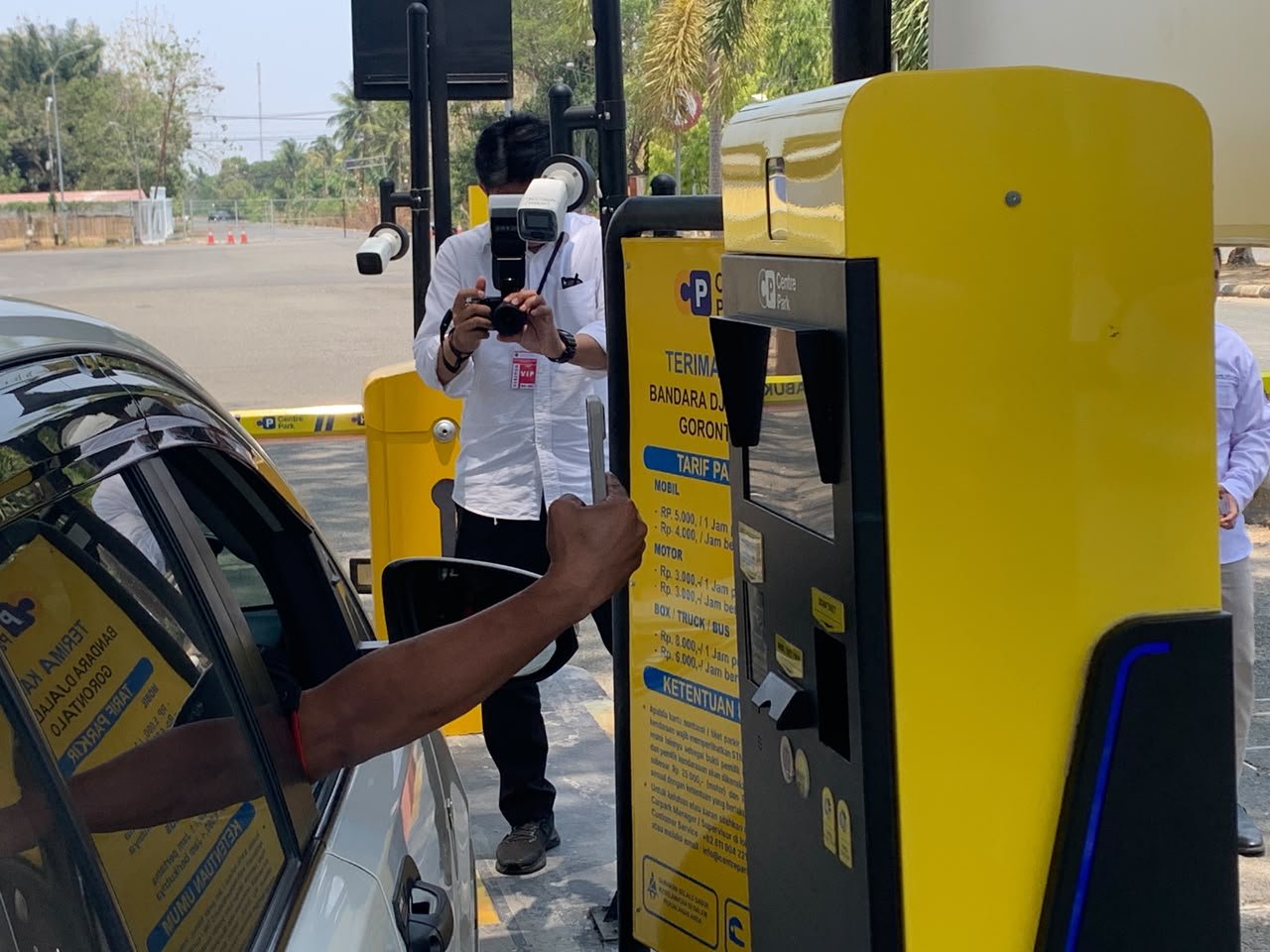 Salah satu pengunjung Bandara Djalaluddin Gorontalo melakukan pembayaran parkir secara nontunai menggunakan QRIS/Hibata.id