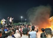 Asap hitam mengepul di gerbang Pani Gold Mine saat Cipayung Plus menggelar aksi demonstrasi di Pohuwato, Senin malam (21/9/2026)/Hibata.id