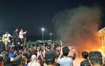 Asap hitam mengepul di gerbang Pani Gold Mine saat Cipayung Plus menggelar aksi demonstrasi di Pohuwato, Senin malam (21/9/2026)/Hibata.id