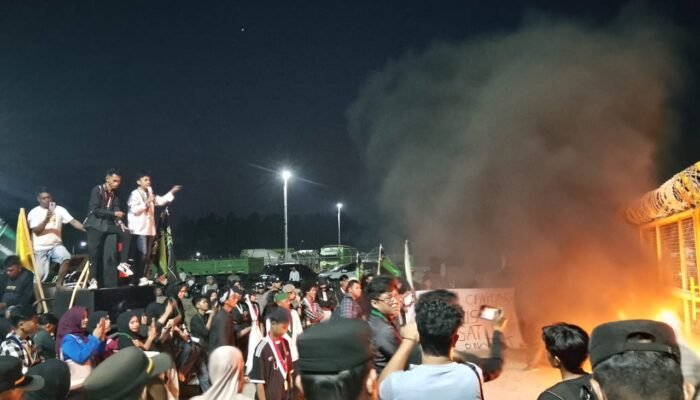 Asap Hitam Membumbung, Cipayung Plus Bakar Ban di Gerbang Pani Gold Mine