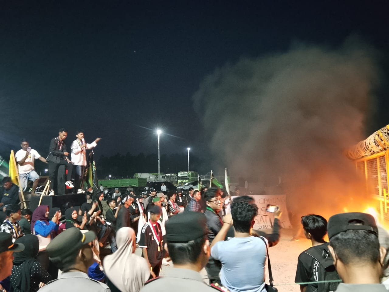 Asap hitam mengepul di gerbang Pani Gold Mine saat Cipayung Plus menggelar aksi demonstrasi di Pohuwato, Senin malam (21/9/2026)/Hibata.id