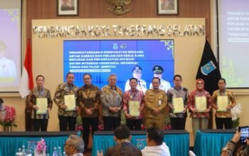 Penandatanganan dilakukan Wali Kota Kotamobagu Weny Gaib dan Wali Kota Tangerang Selatan Benyamin Davnie di Aula Blandongan, Pusat Pemerintahan Kota Tangerang Selatan, Banten, Senin, 21 September 2026. (Foto: Humas)