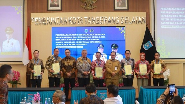 Penandatanganan dilakukan Wali Kota Kotamobagu Weny Gaib dan Wali Kota Tangerang Selatan Benyamin Davnie di Aula Blandongan, Pusat Pemerintahan Kota Tangerang Selatan, Banten, Senin, 21 September 2026. (Foto: Humas)