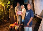 Dinsos Buton Tengah mendatangi rumah Laumba di Mawasangka dan menyerahkan bantuan sembako. Data kesejahteraannya akan dimutakhirkan/Hibata.id