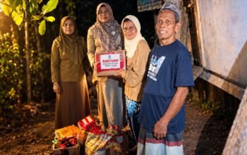 Dinsos Buton Tengah mendatangi rumah Laumba di Mawasangka dan menyerahkan bantuan sembako. Data kesejahteraannya akan dimutakhirkan/Hibata.id
