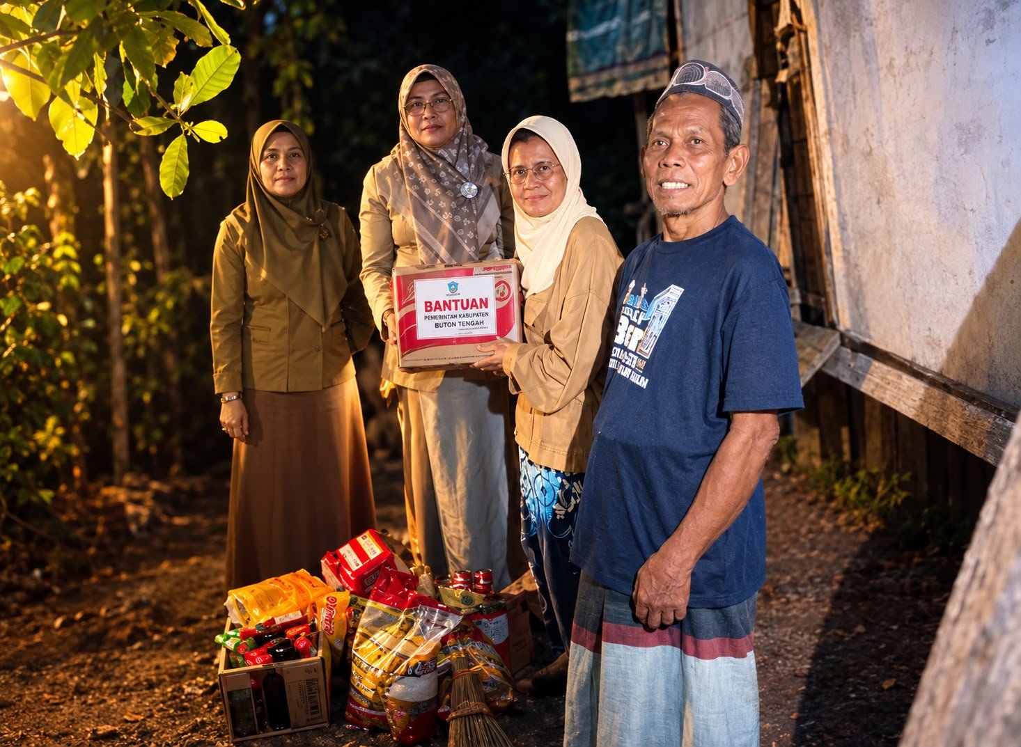 Dinsos Buton Tengah mendatangi rumah Laumba di Mawasangka dan menyerahkan bantuan sembako. Data kesejahteraannya akan dimutakhirkan/Hibata.id