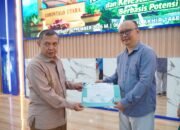 Reynold Gobel mewakili PLN Nusantara Power Unit Pembangkitan Gorontalo menerima penghargaan sebagai mitra Kuliah Kerja Dakwah (KKD) 2026 dari Rektor Universitas Muhammadiyah Gorontalo, Prof. Dr. H. Abd. Kadim Masaong, M.Pd/Hibata.id