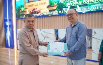 Reynold Gobel mewakili PLN Nusantara Power Unit Pembangkitan Gorontalo menerima penghargaan sebagai mitra Kuliah Kerja Dakwah (KKD) 2026 dari Rektor Universitas Muhammadiyah Gorontalo, Prof. Dr. H. Abd. Kadim Masaong, M.Pd/Hibata.id