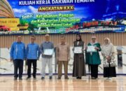 Rektor UMGO Prof. Dr. H. Abd. Kadim Masaong, M.Pd. menyerahkan penghargaan Mitra KKD 2026 kepada perwakilan PLN Nusantara Power UP Gorontalo/Hibata.id