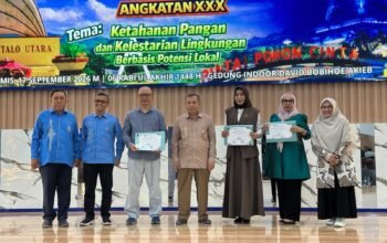 Rektor UMGO Prof. Dr. H. Abd. Kadim Masaong, M.Pd. menyerahkan penghargaan Mitra KKD 2026 kepada perwakilan PLN Nusantara Power UP Gorontalo/Hibata.id