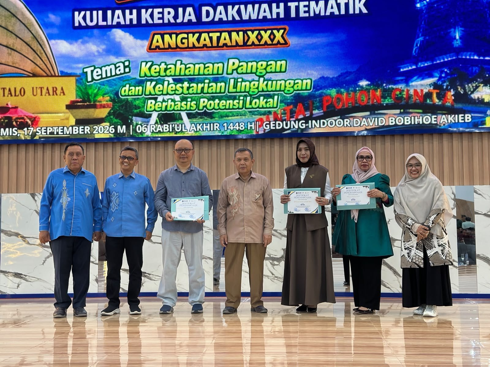 Rektor UMGO Prof. Dr. H. Abd. Kadim Masaong, M.Pd. menyerahkan penghargaan Mitra KKD 2026 kepada perwakilan PLN Nusantara Power UP Gorontalo/Hibata.id