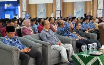 Reynold Gobel mewakili PLN Nusantara Power Unit Pembangkitan Gorontalo menerima penghargaan dari Rektor Universitas Muhammadiyah Gorontalo (UMGO) sebagai mitra pendukung kegiatan Kuliah Kerja Dakwah (KKD) 2026/Hibata.id