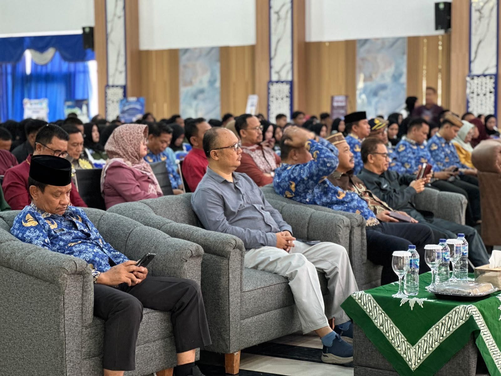 Reynold Gobel mewakili PLN Nusantara Power Unit Pembangkitan Gorontalo menerima penghargaan dari Rektor Universitas Muhammadiyah Gorontalo (UMGO) sebagai mitra pendukung kegiatan Kuliah Kerja Dakwah (KKD) 2026/Hibata.id