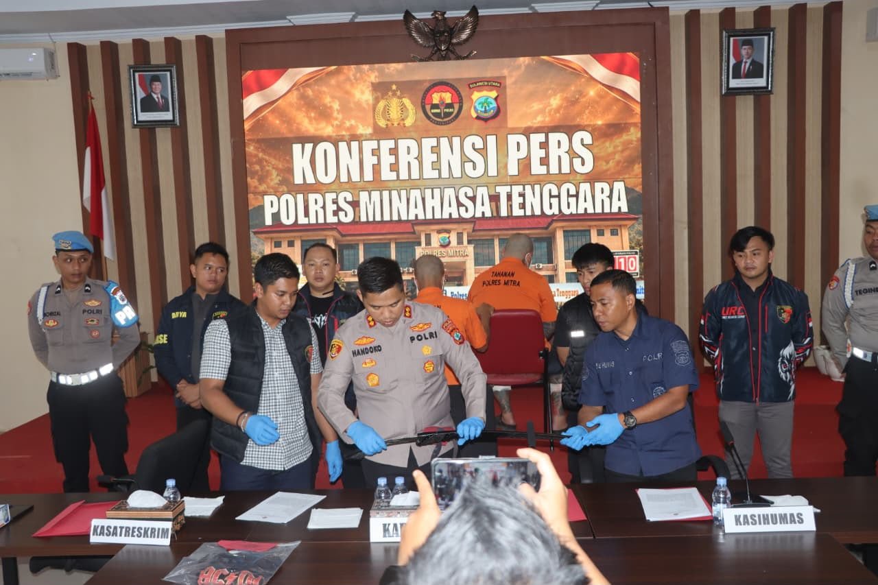 Kapolres Minahasa Tenggara AKBP Handoko Sanjaya menyampaikan pengungkapan kasus dugaan pembunuhan di Desa Basaan, Jumat (25/9/2026)/Hibata.id