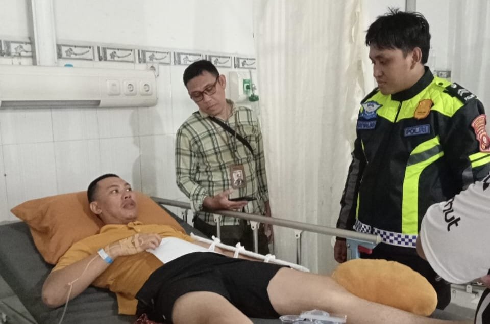 Wartawan Mimoza TV Isa Uwaya mendapat perawatan setelah mengalami kecelakaan lalu lintas di Jalan HB Yasin, Kota Gorontalo, Sabtu (26/9/2026)/Hibata.id