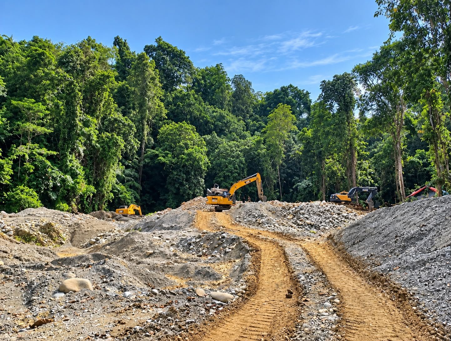 Excavator terlihat beroperasi di kawasan yang diduga menjadi lokasi aktivitas pertambangan di Kecamatan Wonosari, Kabupaten Boalemo/Hibata.id