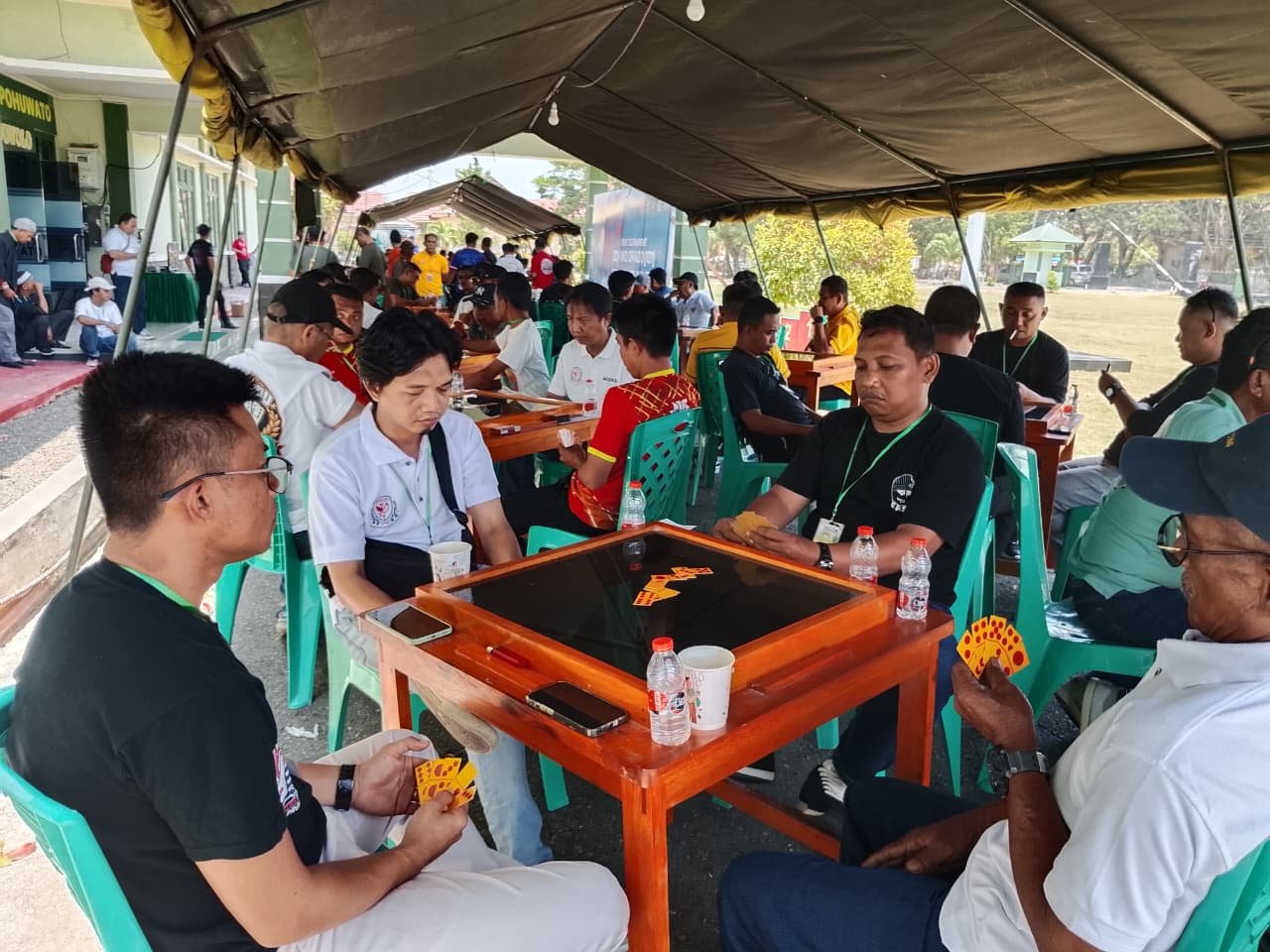Legal Manager PT Loka Indah Lestari (LIL) Affandi mengikuti Open Turnamen Domino ORADO Piala Panglima TNI di Pohuwato, Minggu (27/9/2026)/Hibata.id
