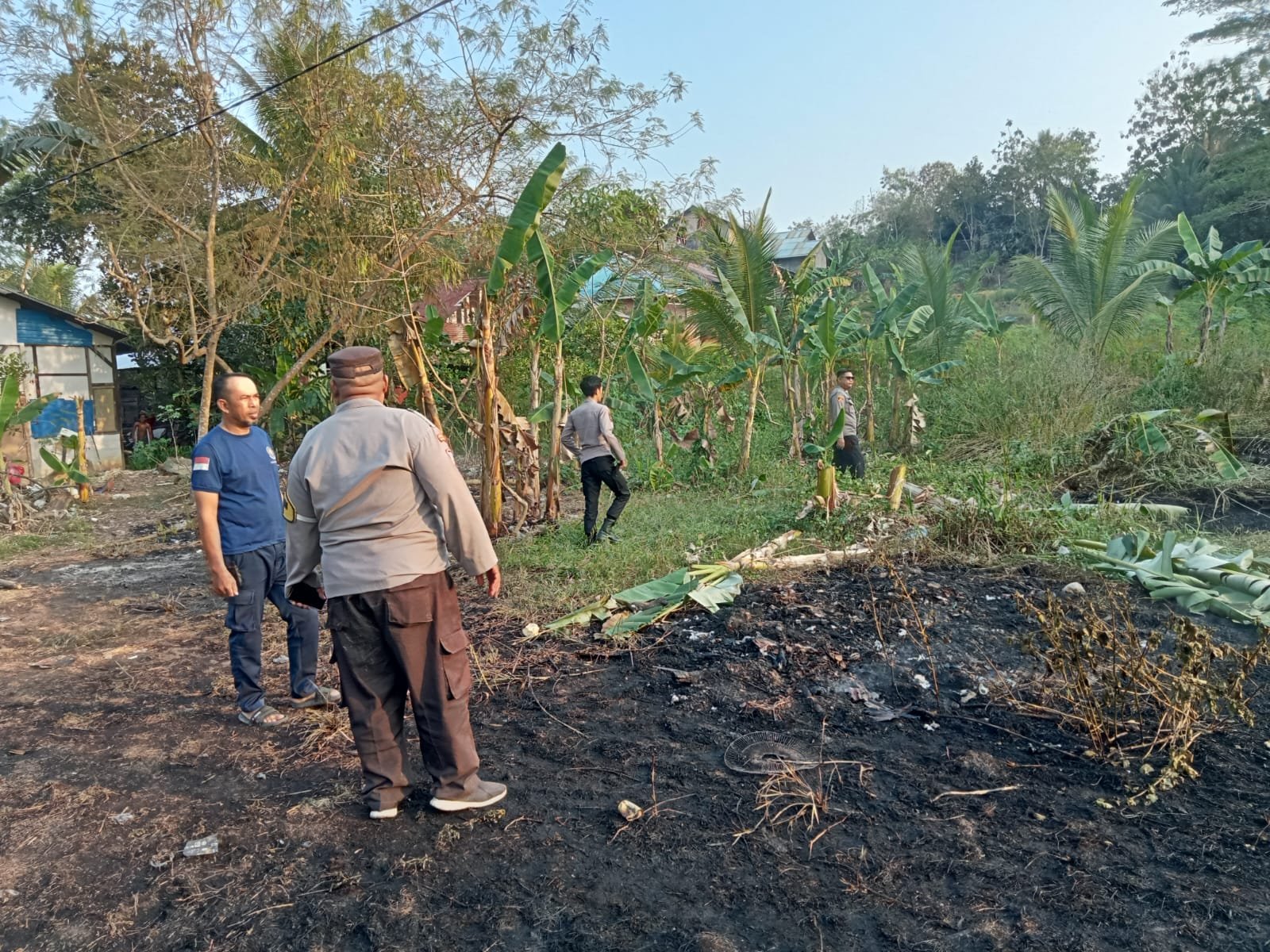 Tim gabungan melakukan pemadaman dan pendinginan pada titik kebakaran lahan di wilayah Balikpapan/Hibata.id