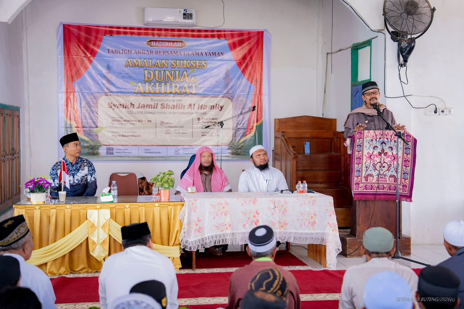 Bupati Buton Tengah Azhari menghadiri Tabligh Akbar di Masjid Jami Nurul Huda, Desa Lolibu, Kecamatan Lakudo, Minggu (27/9/2026)/Hibata.id