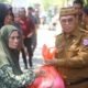 Sekda Bone Bolango Iwan Mustapa menyerahkan bahan pangan di kegiatan Pasar Murah Bersubsidi di Kecamatan Bulango Selatan, Senin (28/9/2026)/Hibata.id