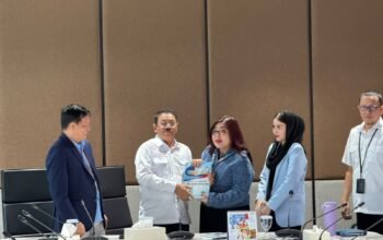 Bupati Boalemo Rum Pagau saat membahas rencana pinjaman daerah Rp25 miliar bersama jajaran Bank SulutGo di Manado/Hibata.id