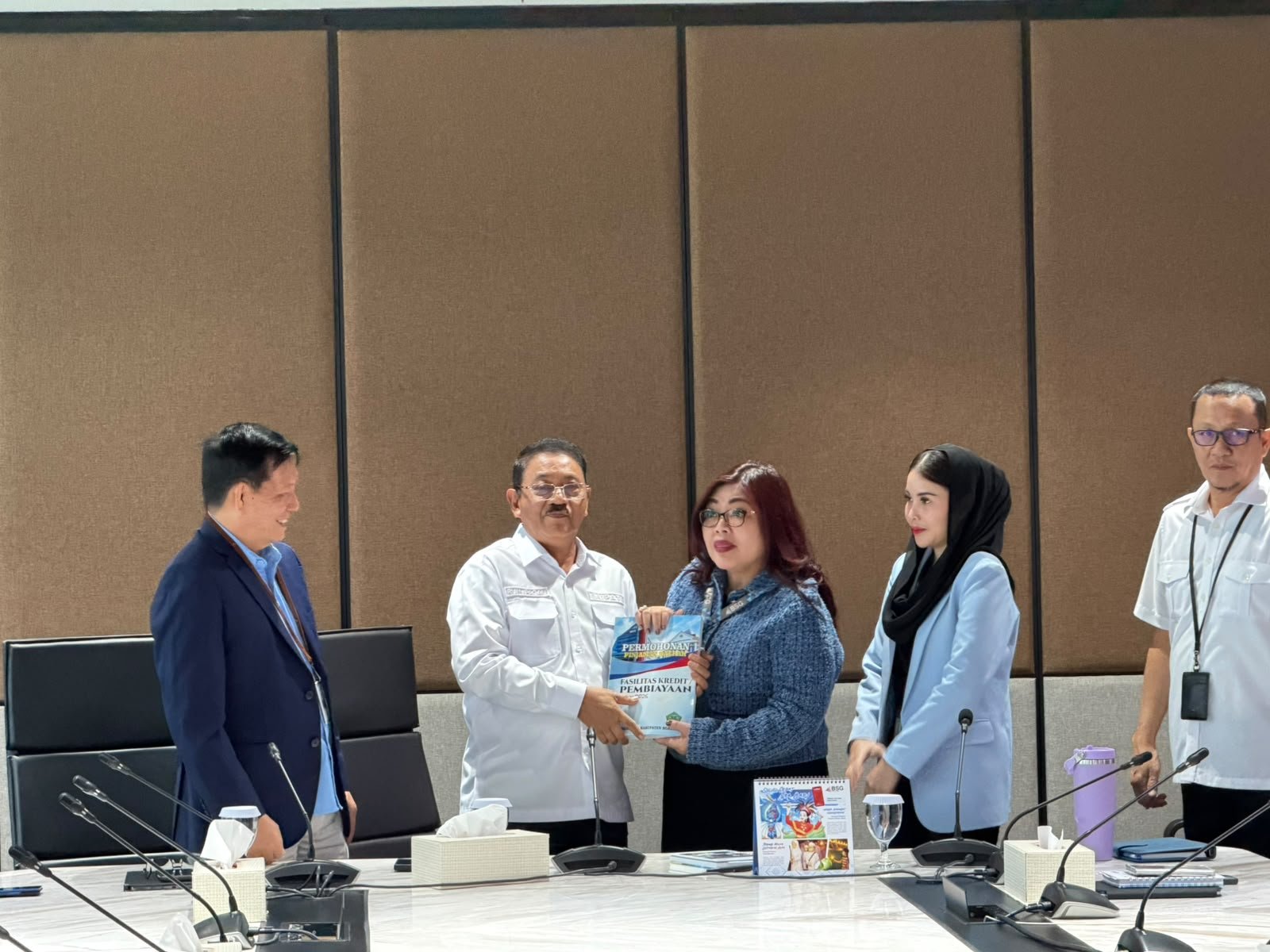 Bupati Boalemo Rum Pagau saat membahas rencana pinjaman daerah Rp25 miliar bersama jajaran Bank SulutGo di Manado/Hibata.id