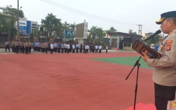 Wakapolresta Balikpapan AKBP Fauzan Arianto memimpin Apel Pagi di halaman Mako Polresta Balikpapan, Selasa (29/9/2026)/Hibata.id