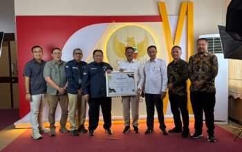 Bupati Boalemo Rum Pagau menerima penghargaan penilaian arsip ASN dari Kepala Kanreg XI BKN Manado, Selasa (29/9/2026)/Hibata.id