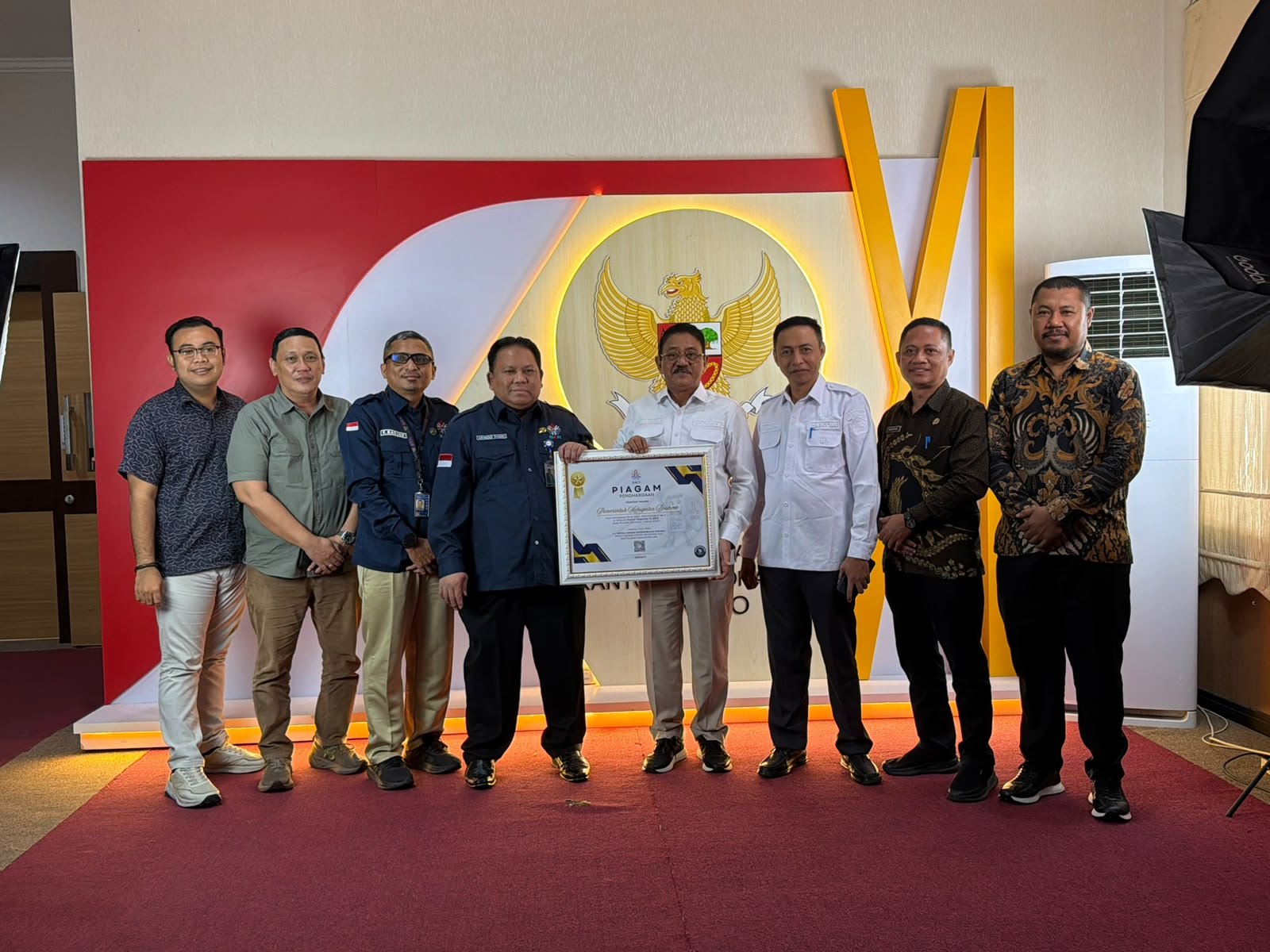 Bupati Boalemo Rum Pagau menerima penghargaan penilaian arsip ASN dari Kepala Kanreg XI BKN Manado, Selasa (29/9/2026)/Hibata.id