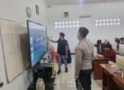 Personel Polresta Balikpapan memberikan edukasi literasi kecerdasan buatan kepada pelajar SMAN 5 Balikpapan, Senin (28/9/2026)/Hibata.id