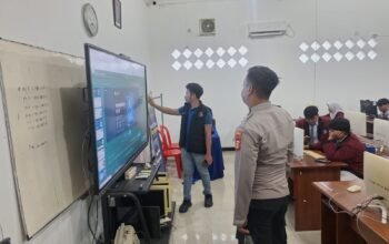 Personel Polresta Balikpapan memberikan edukasi literasi kecerdasan buatan kepada pelajar SMAN 5 Balikpapan, Senin (28/9/2026)/Hibata.id